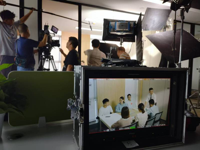姜堰区TVC拍摄公司：科技产品视觉化大师，诠释未来感与功能美学